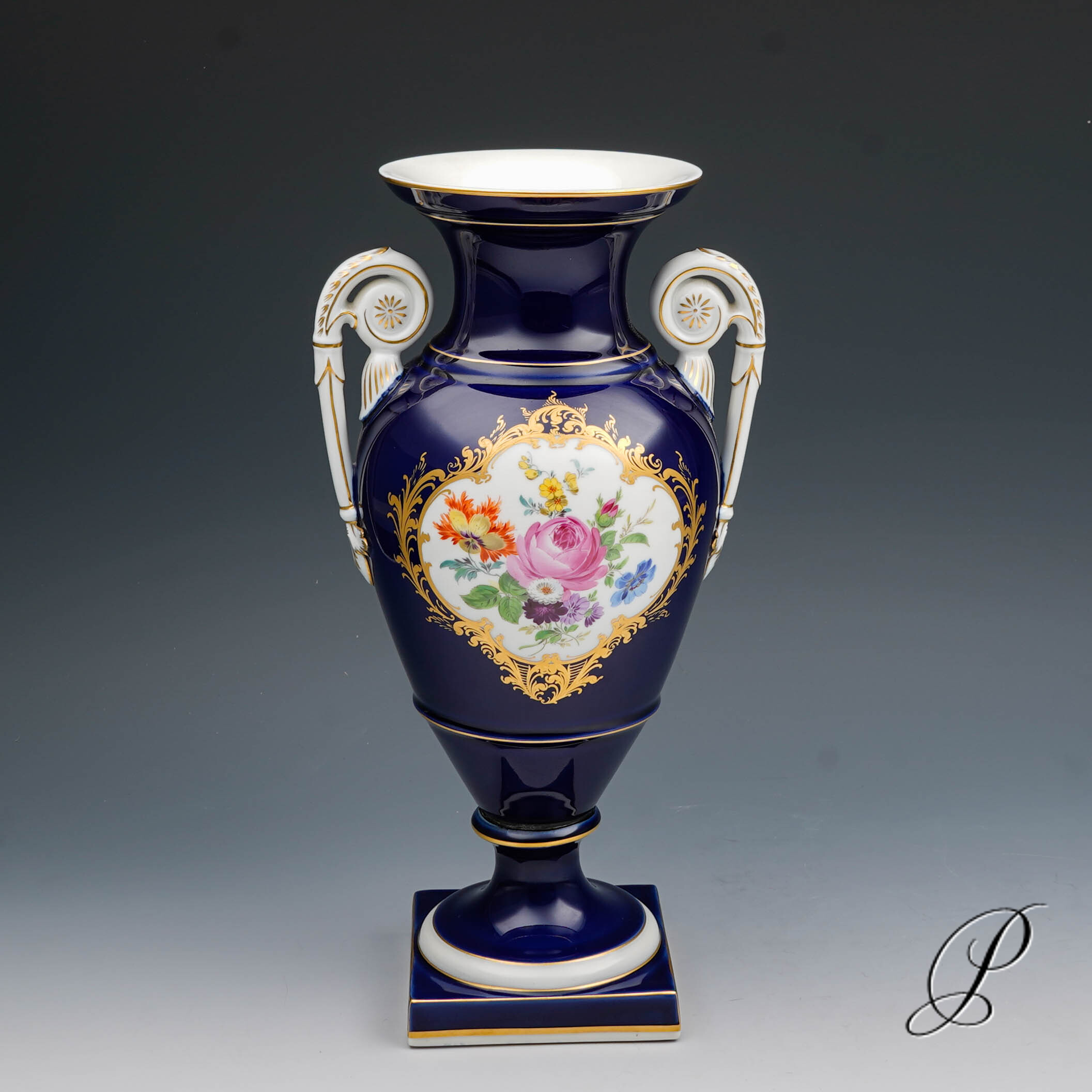 große Amphorenvase Meissen Königsblau mit Blumenbukett