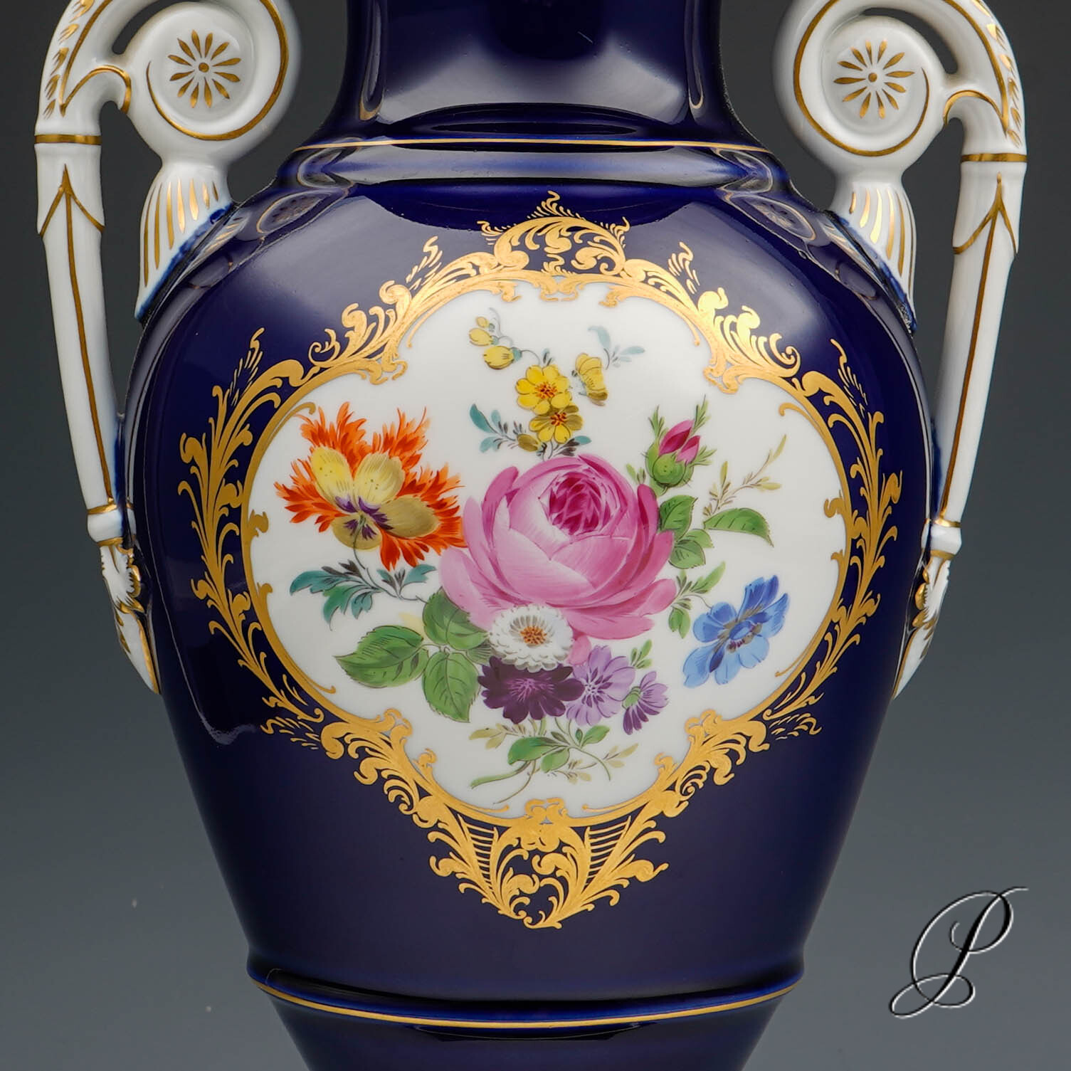 große Amphorenvase Meissen Königsblau mit Blumenbukett – Bild 2