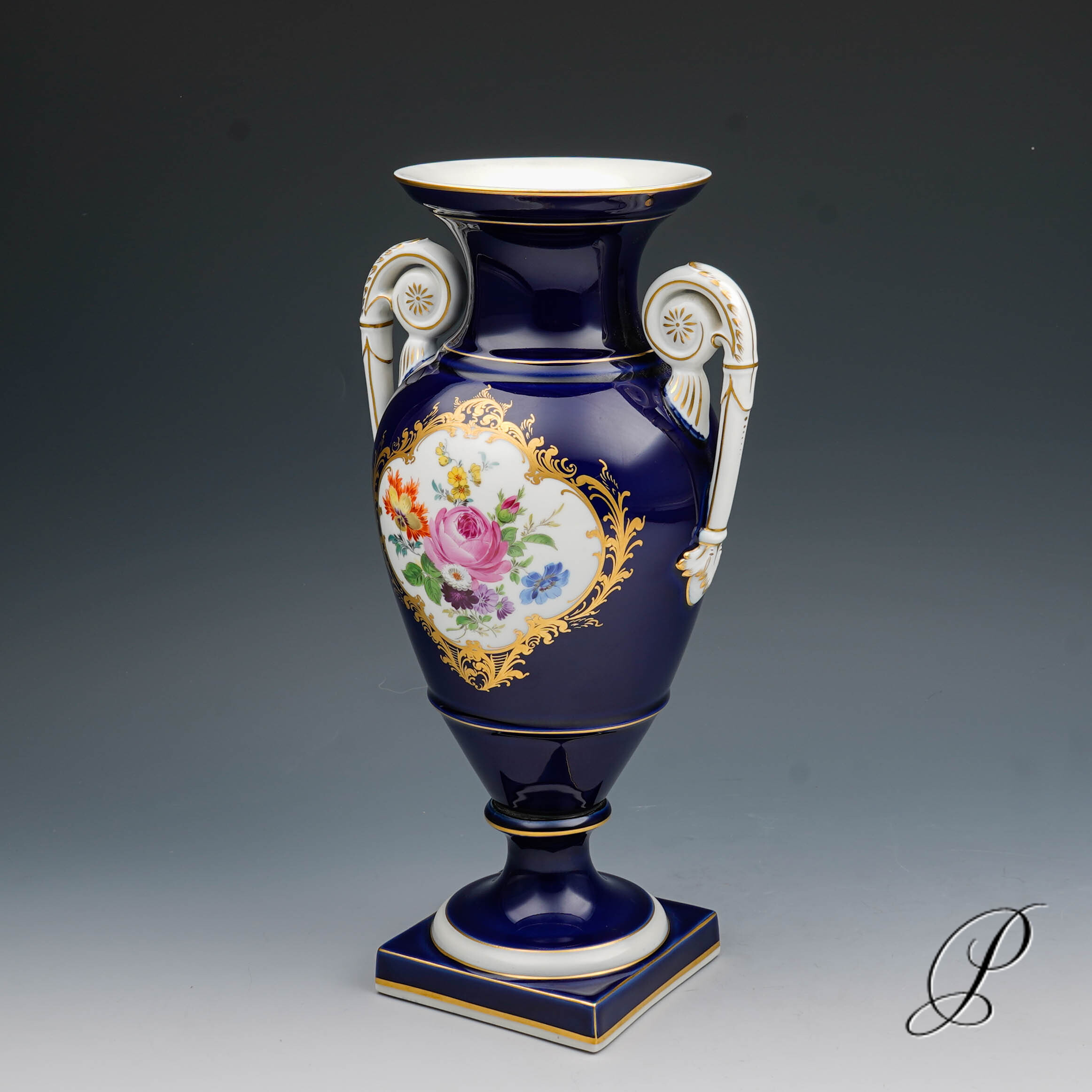 große Amphorenvase Meissen Königsblau mit Blumenbukett – Bild 4