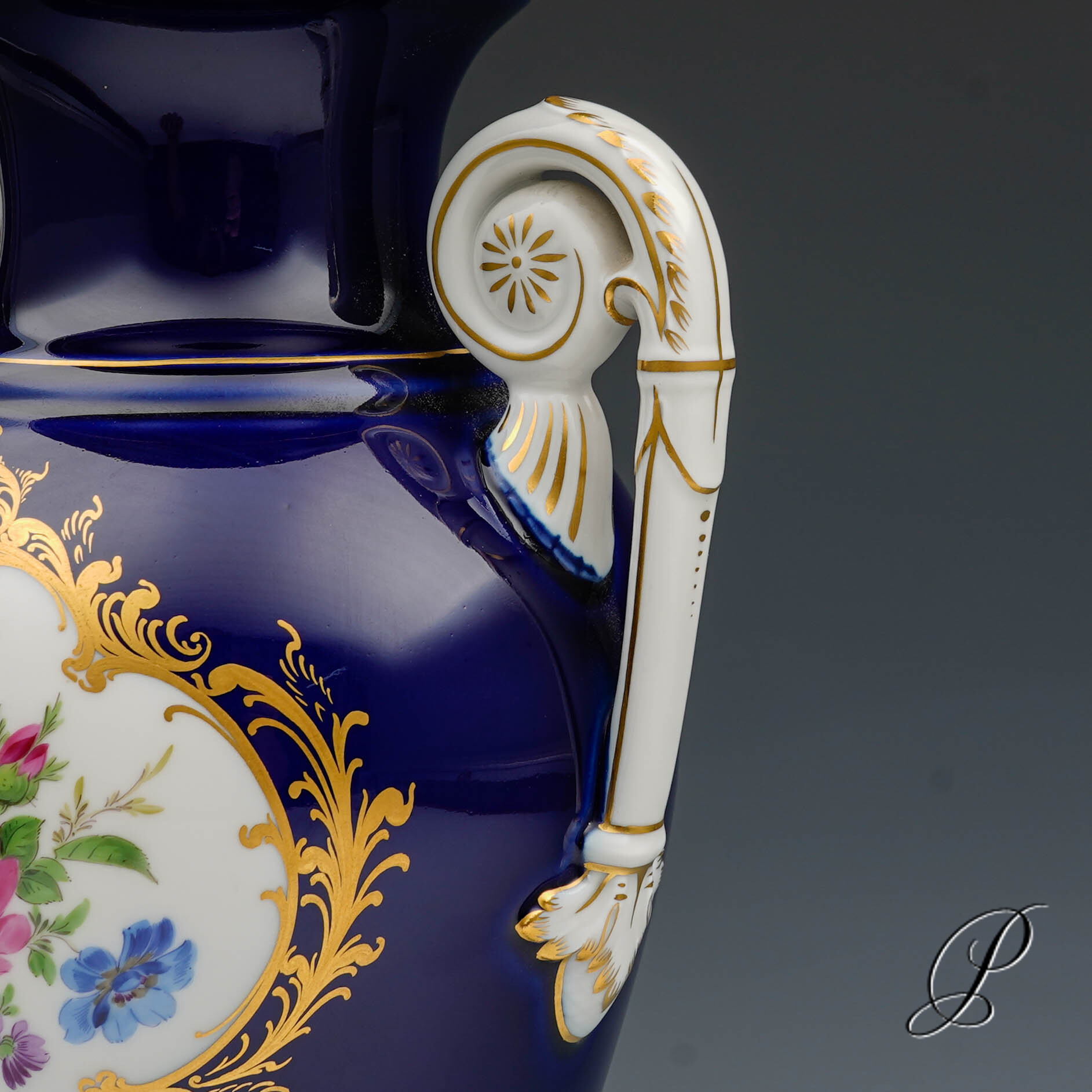 große Amphorenvase Meissen Königsblau mit Blumenbukett – Bild 5