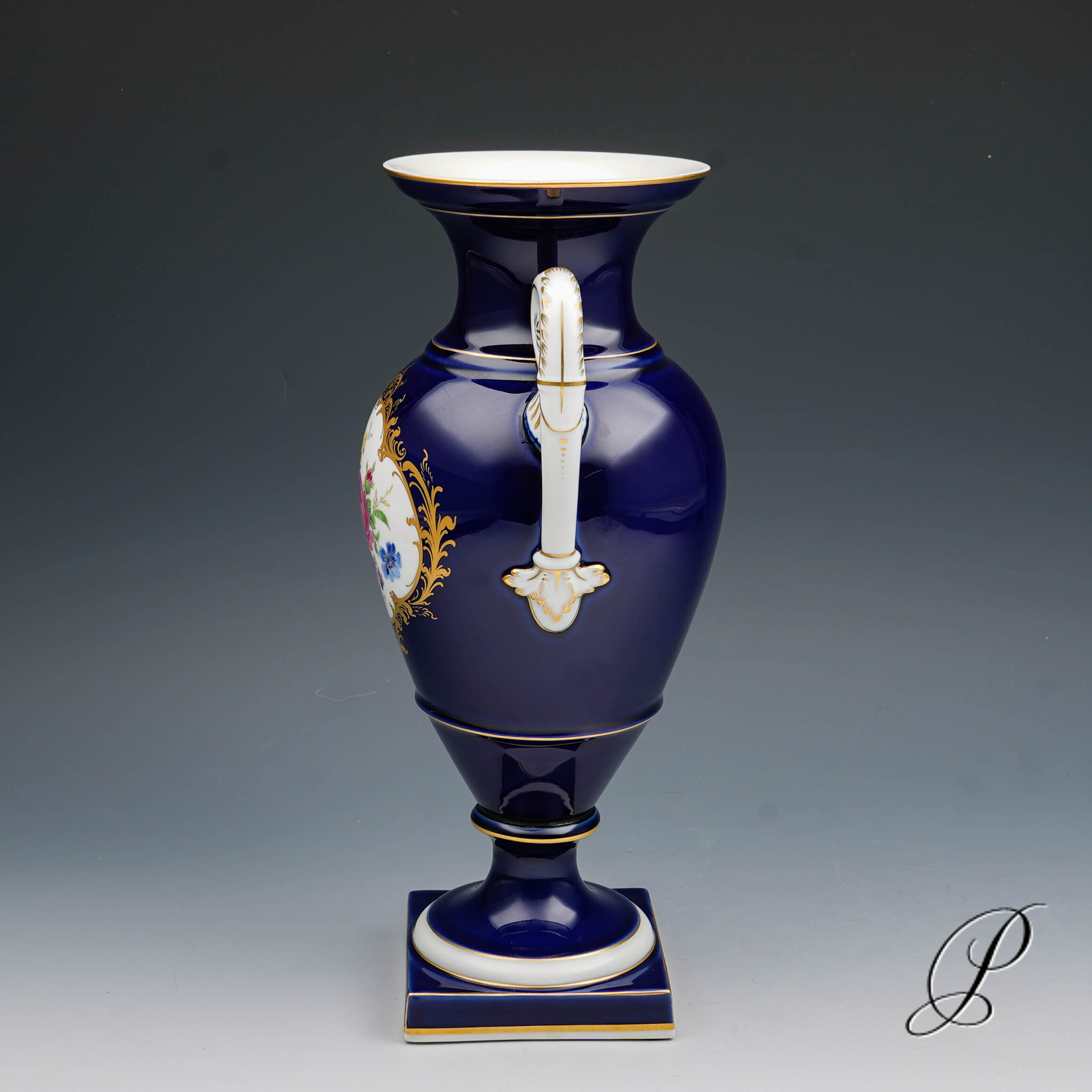große Amphorenvase Meissen Königsblau mit Blumenbukett – Bild 6