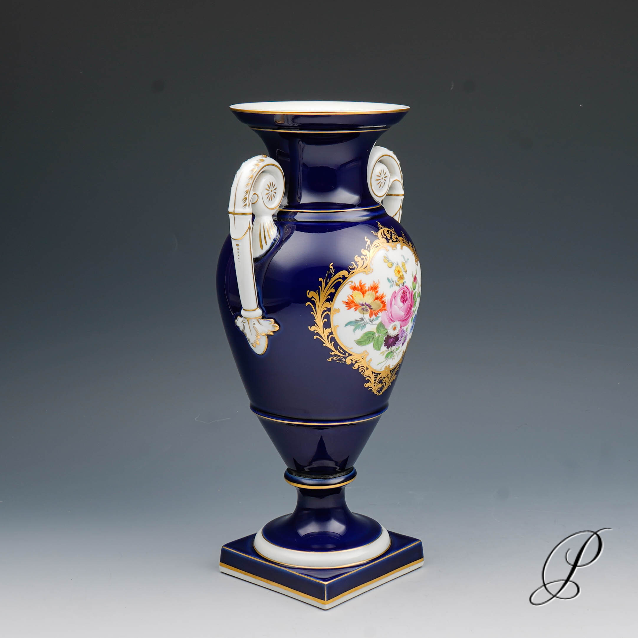 große Amphorenvase Meissen Königsblau mit Blumenbukett – Bild 12