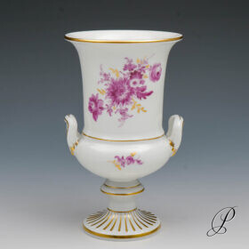 Meissen Vase mit Blumenbukett purpur und Goldgräser