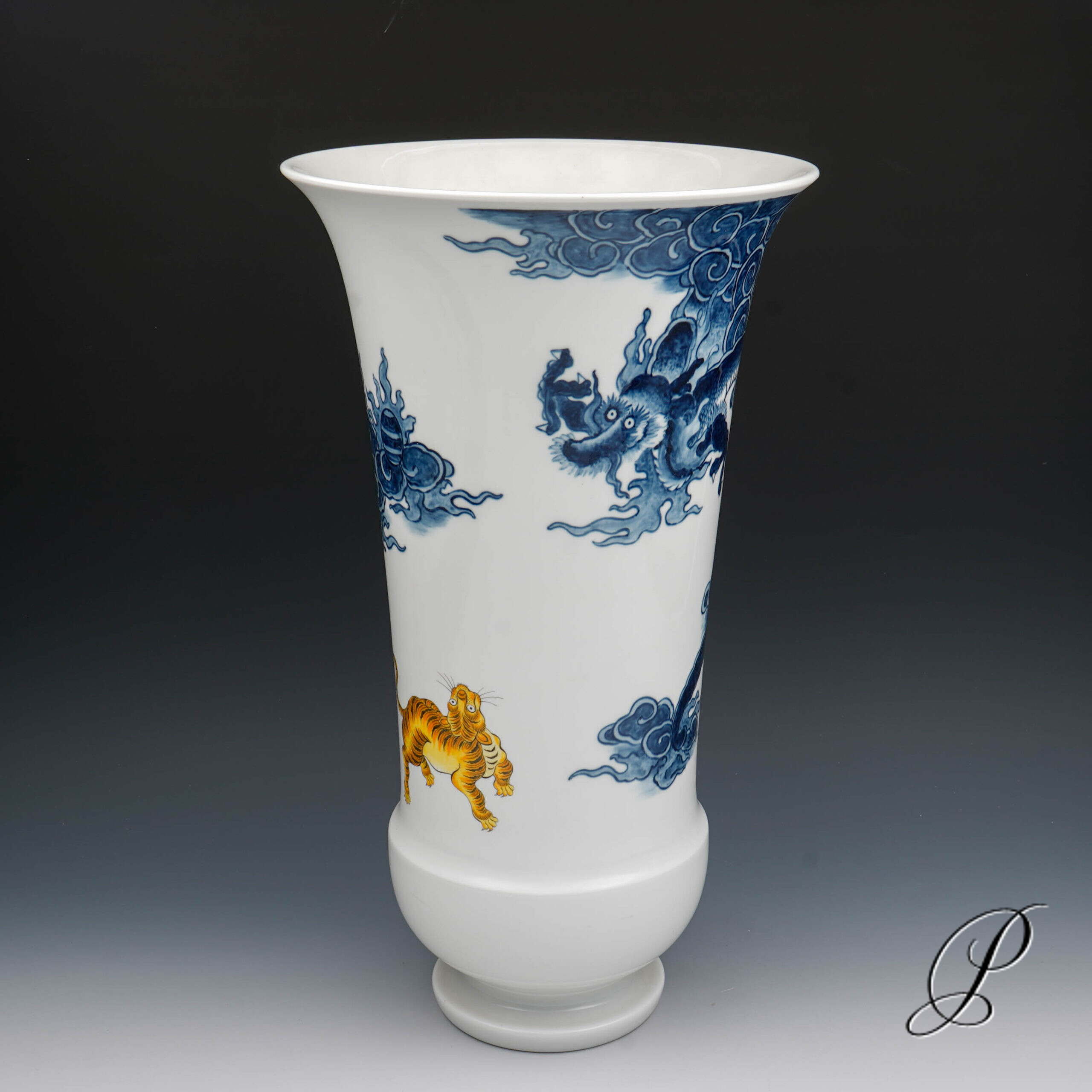 Traumhafte Vase Meissen "gelber Tiger, Wolken und Drachen" - limitierete Auflage aus der Edition SinnBilder