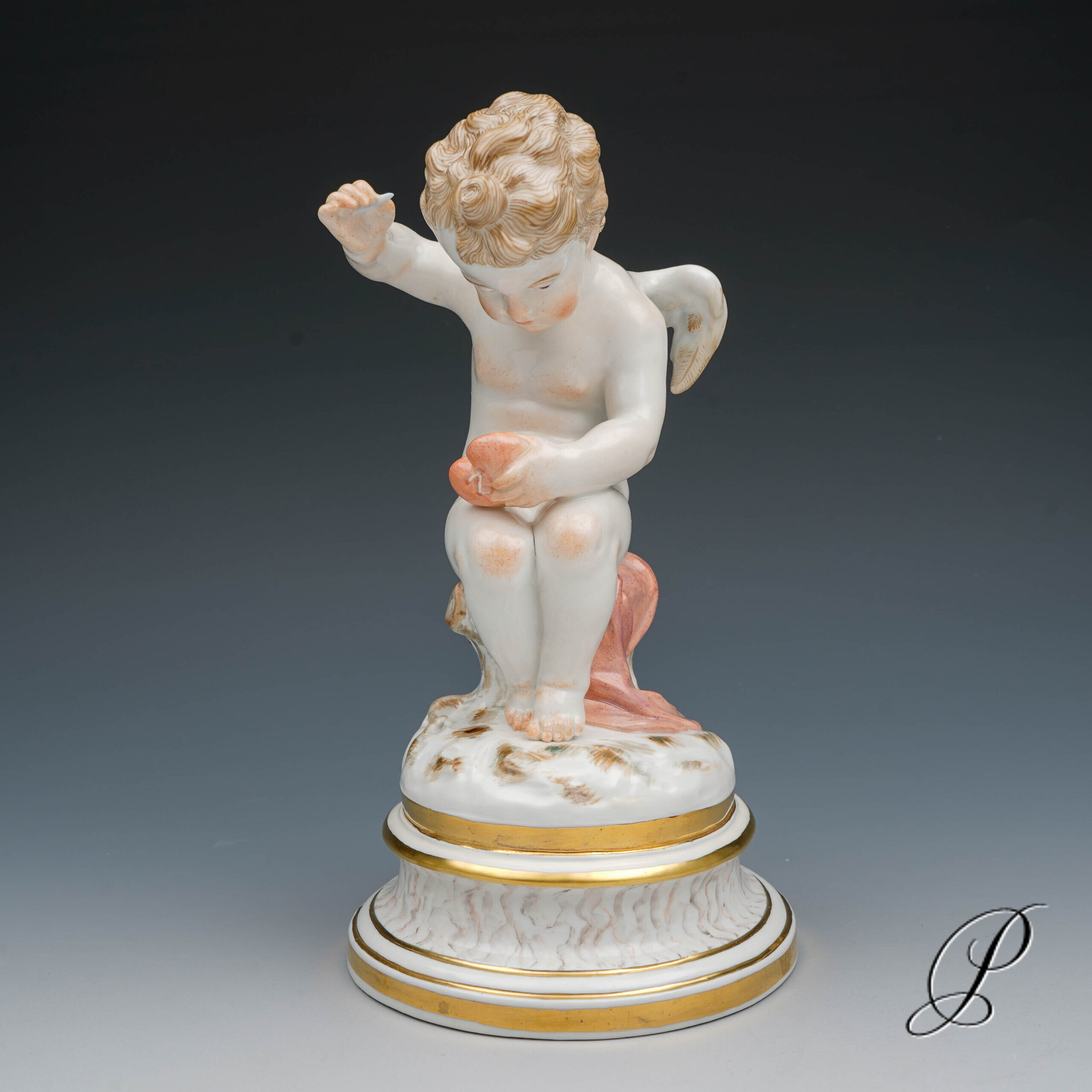 Meissen Putto aus der L-Serie Knaufzeit - ein verwundetes Herz flickend - – Bild 2