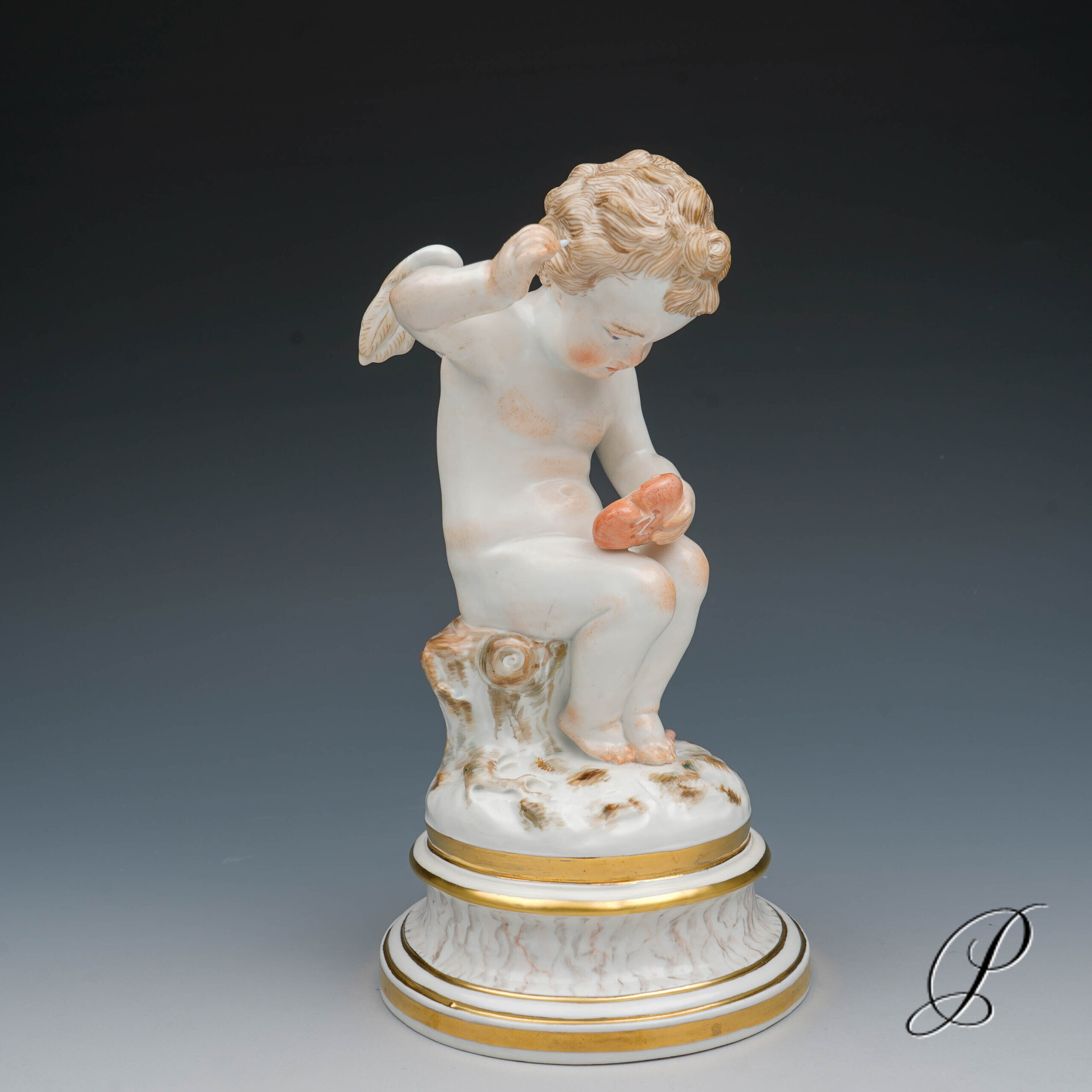 Meissen Putto aus der L-Serie Knaufzeit -  ein verwundetes Herz flickend -
