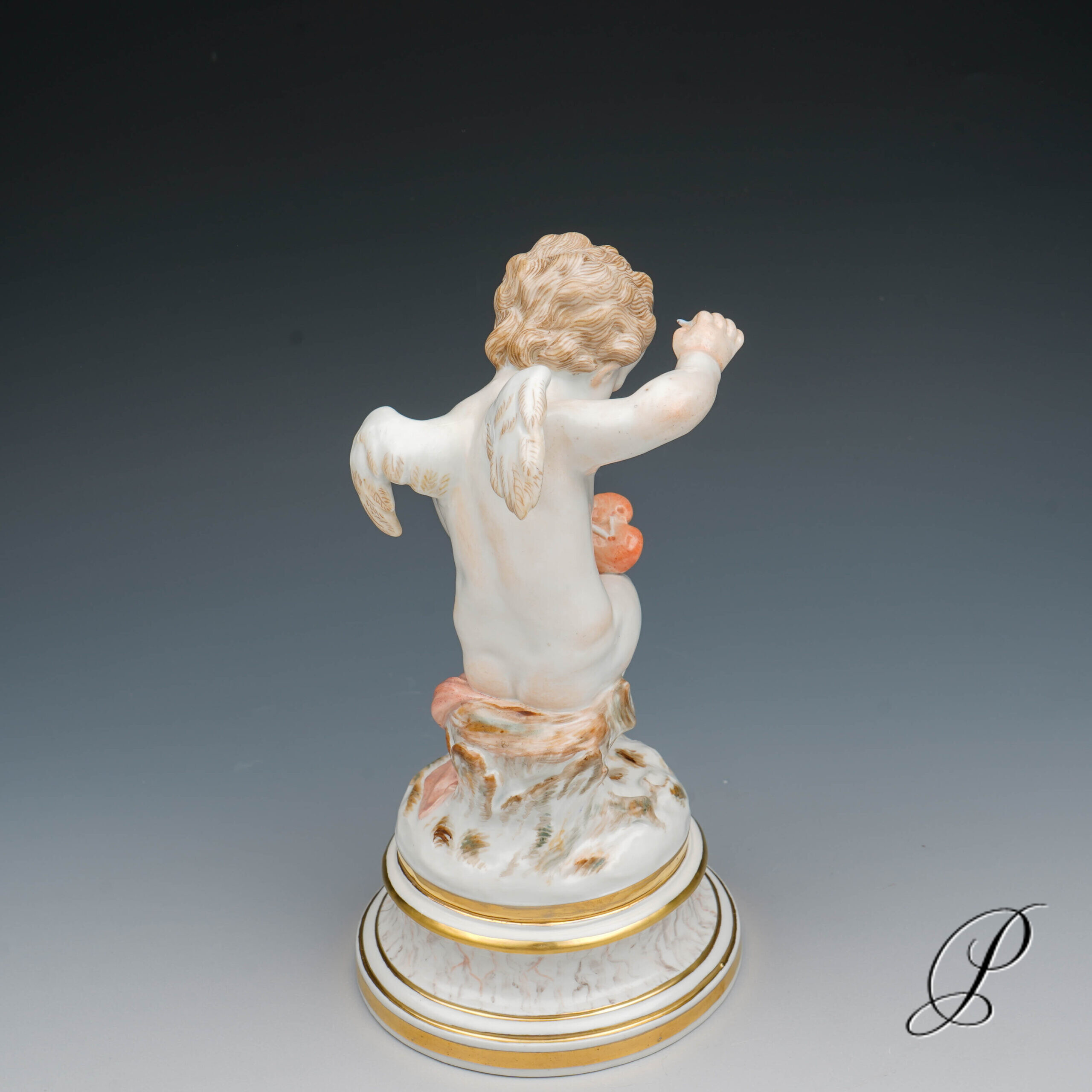 Meissen Putto aus der L-Serie Knaufzeit - ein verwundetes Herz flickend - – Bild 4
