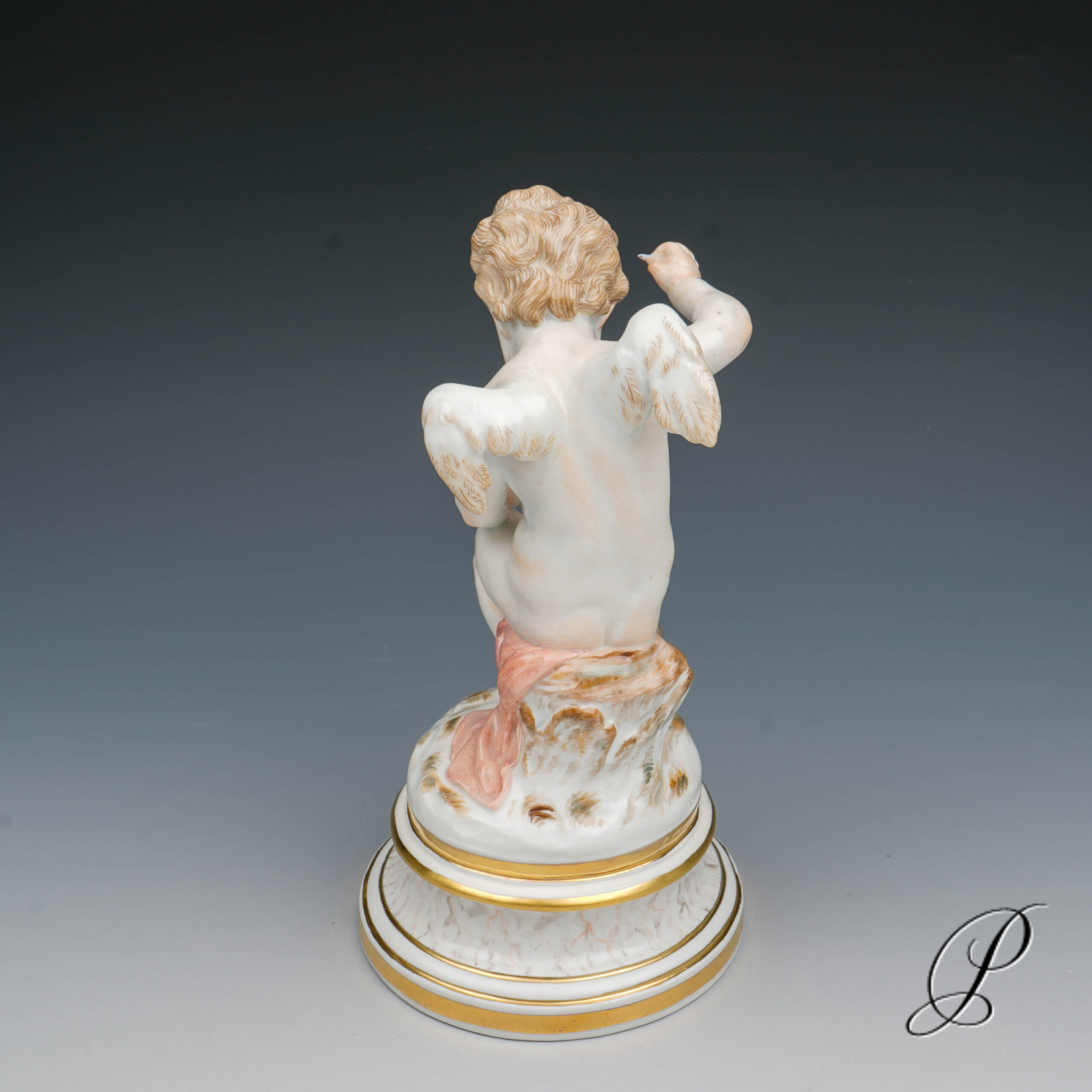 Meissen Putto aus der L-Serie Knaufzeit - ein verwundetes Herz flickend - – Bild 5