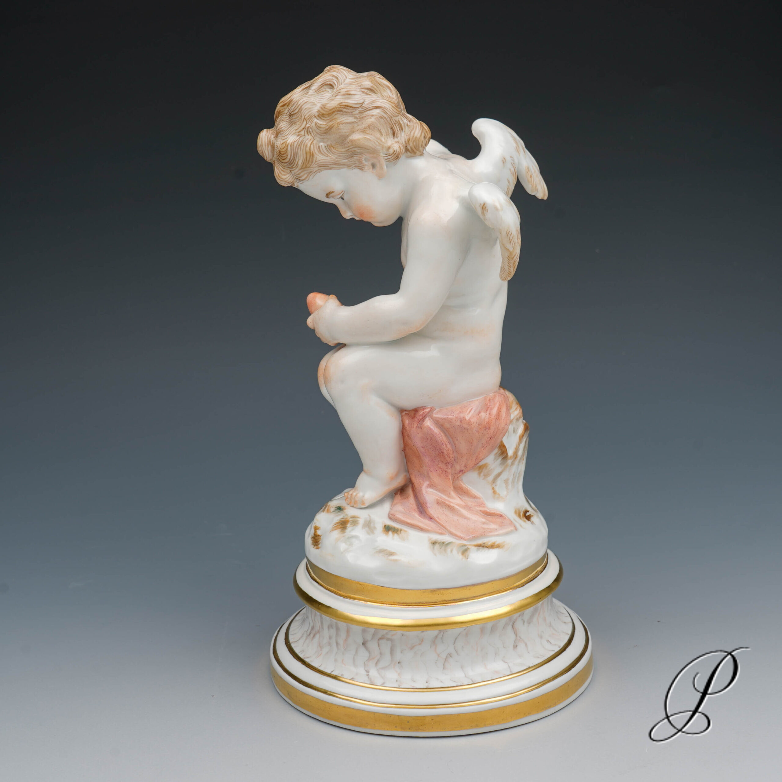 Meissen Putto aus der L-Serie Knaufzeit - ein verwundetes Herz flickend - – Bild 6