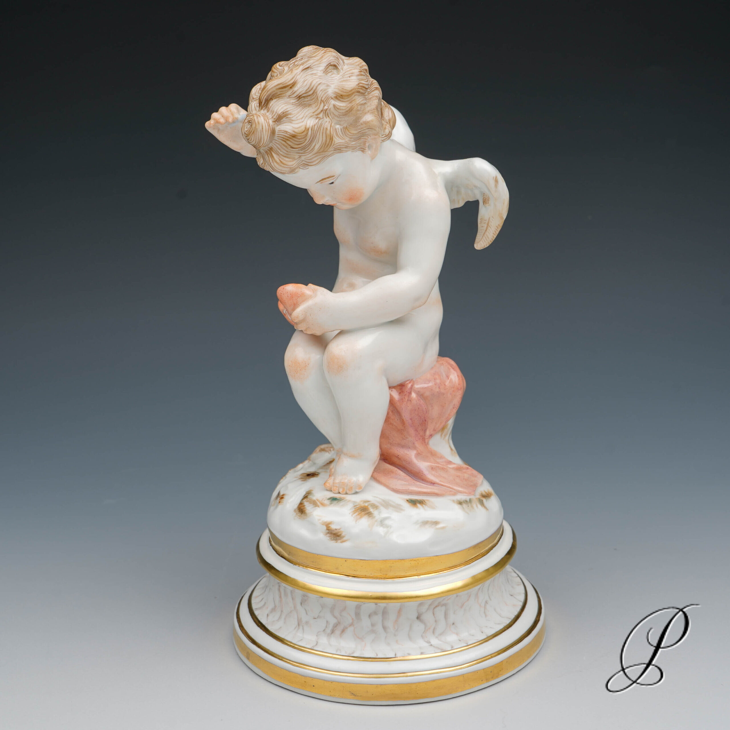 Meissen Putto aus der L-Serie Knaufzeit - ein verwundetes Herz flickend - – Bild 7