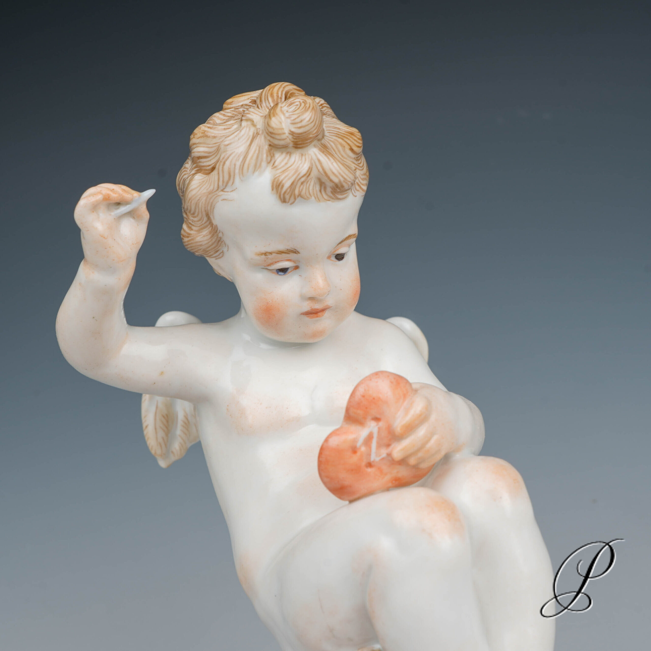 Meissen Putto aus der L-Serie Knaufzeit - ein verwundetes Herz flickend - – Bild 8