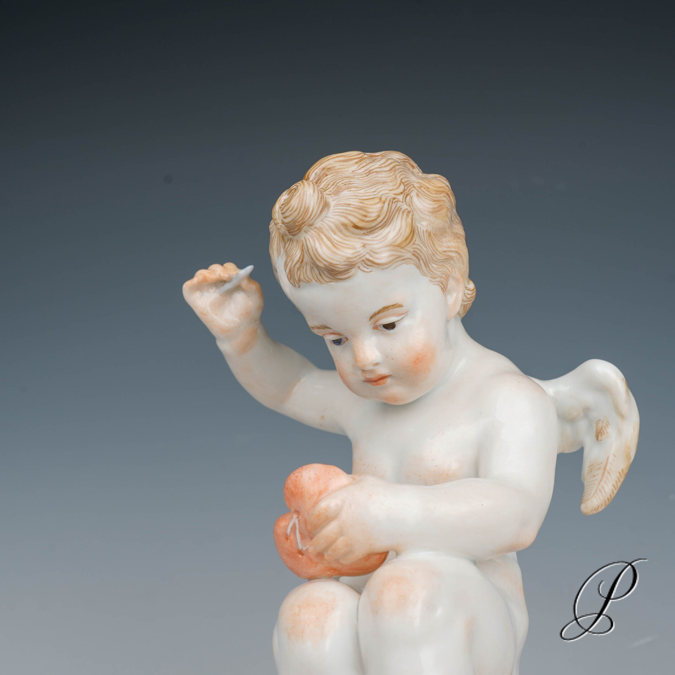 Meissen Putto aus der L-Serie Knaufzeit - ein verwundetes Herz flickend - – Bild 9