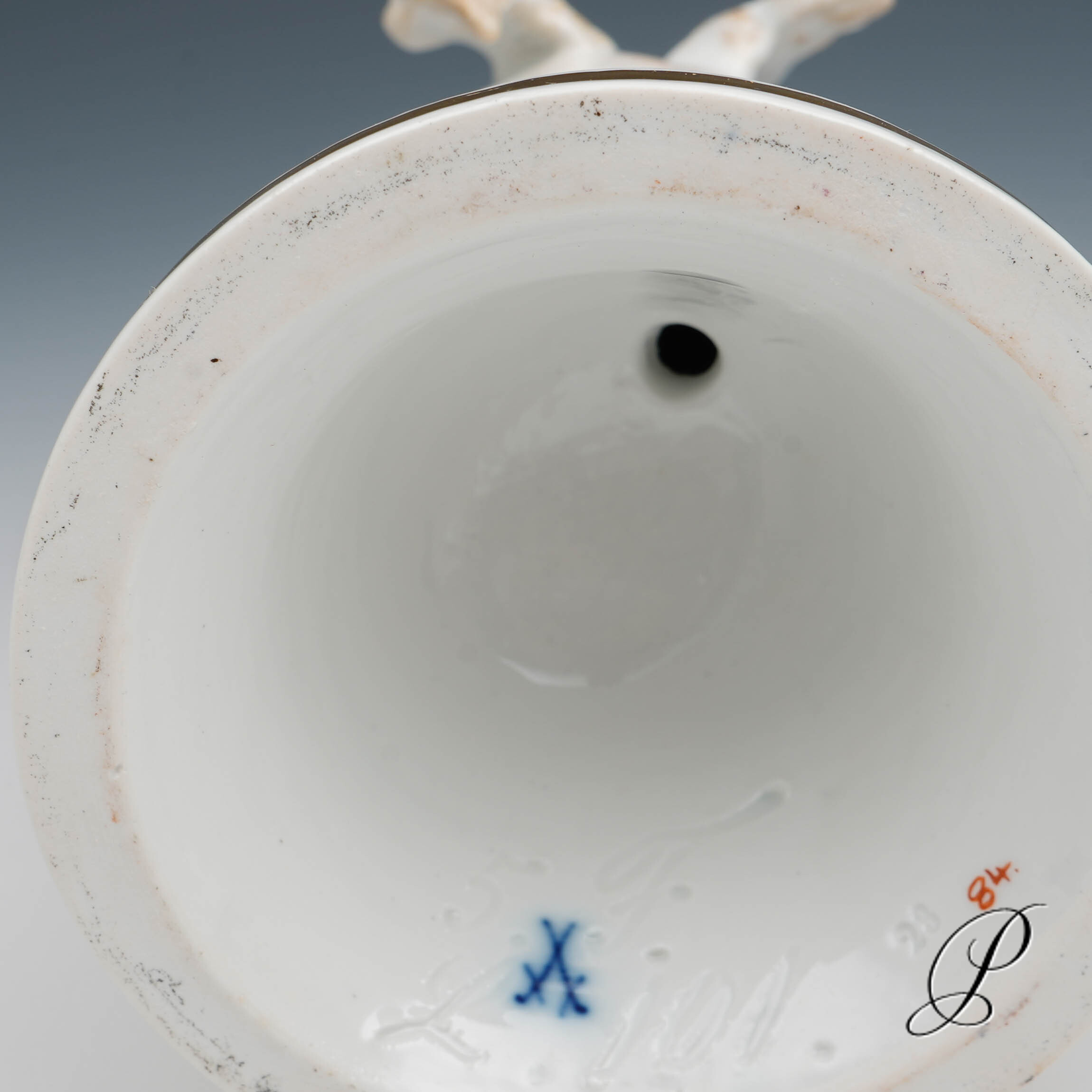 Meissen Putto aus der L-Serie Knaufzeit - ein verwundetes Herz flickend - – Bild 10
