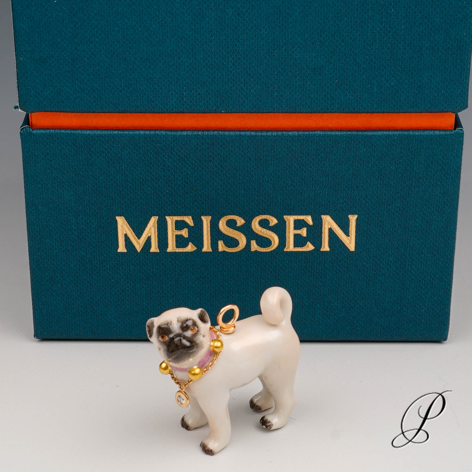 Meissen Mops-Anhänger im Halsband mit Saphier