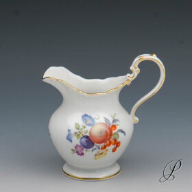 Meissen Sahnekännchen mit Frucht und Blumenmalerei nach alter Manier