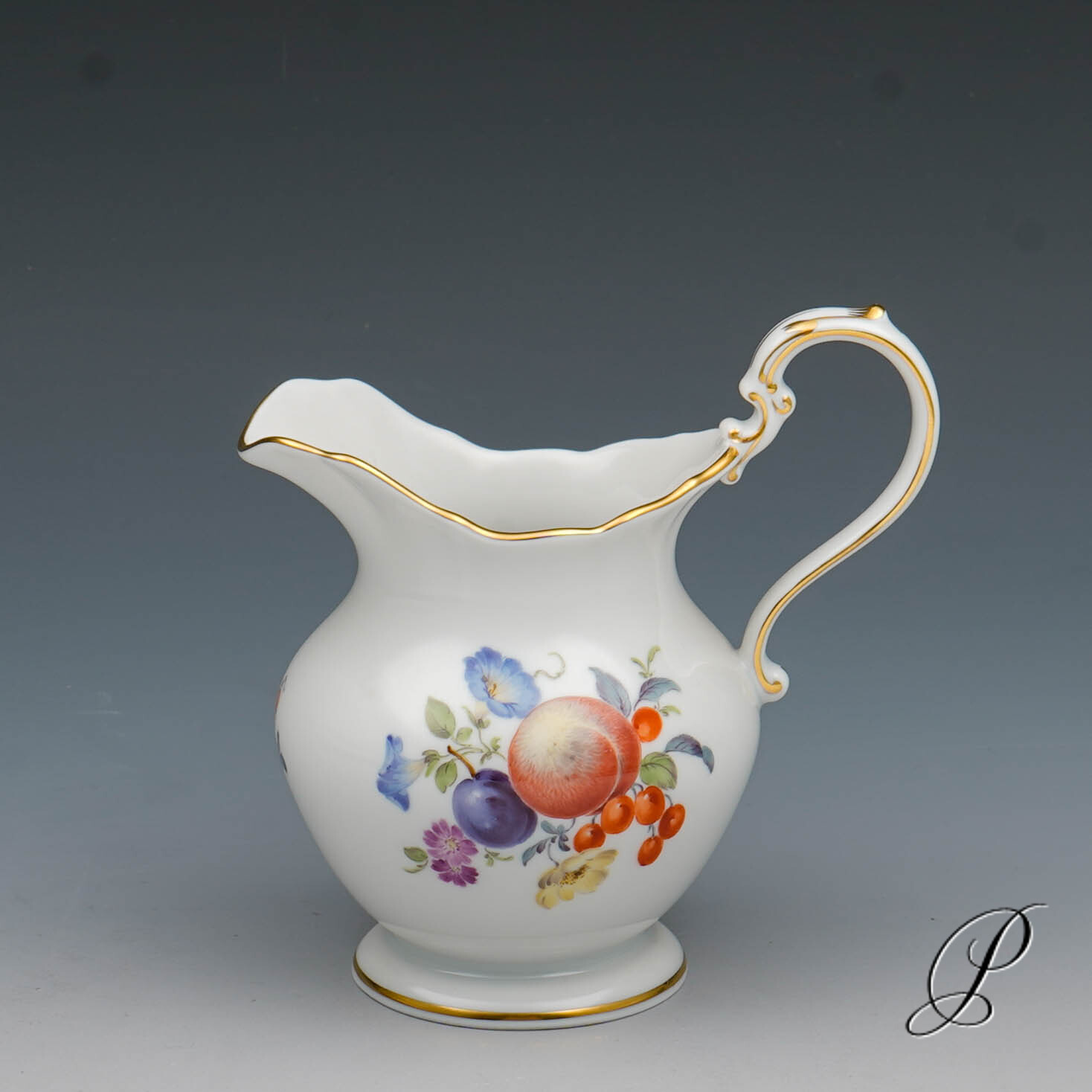 Meissen Sahnekännchen mit Frucht und Blumenmalerei nach alter Manier