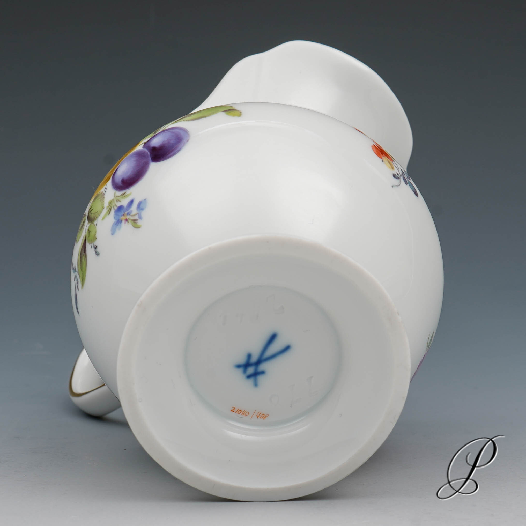 Meissen Sahnekännchen mit Frucht und Blumenmalerei nach alter Manier – Bild 5
