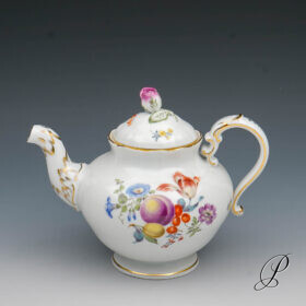 kleine Teekanne Meissen mit Frucht und Blumenmalerei nach alter Manier