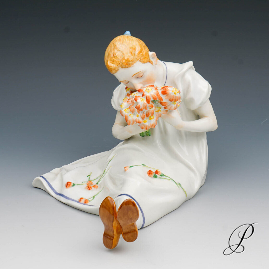 Hentschelkind Meissen 1.Wahl / sitzendes Mädchen mit Blumenstrauß
