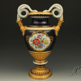 schlangenhenkelvase_blau_gold_bukett1